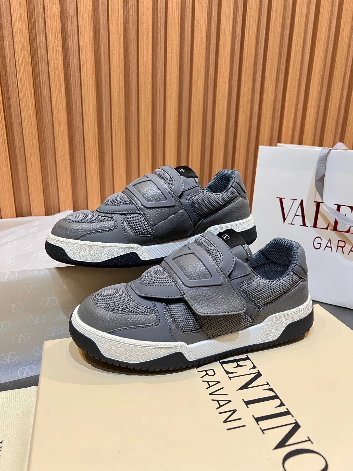 Men's men's shoes 💰760 VLTN Valentin 𝑶𝒏𝒆𝑺𝒕𝒖𝒅 Couple's sneaker series Valentino 2025 new couple's sneakers are on sale. The original ZP purchased and disassembled. Repeated pattern making and modification. The strength must be restored one to one! Top luxury masterpiece Velcro design Soft and comfortable imported calfskin 🧧brings excellent and elegant texture and excellent on-foot comfort Top purchasing version upper: imported calfskin surface/original oil edge craftsmanship Inner: water-dyed cowhide lining Outsole: original development 𝐓𝐏𝐔 two-color combination outsole Packaging: original configuration complete package Code number: 35-46 (45 46 customized)
